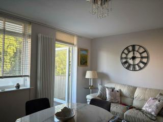 Bright 3BDR Apartment with Balcony in Central Hove - 1