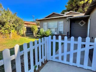 Bright & Cozy Modern Space Near Downtown - 9