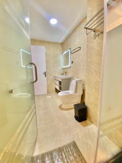 Modern Bole stay with city views, walk to airport - 0