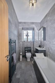 Village Stay in The Heart of Torrance - 7