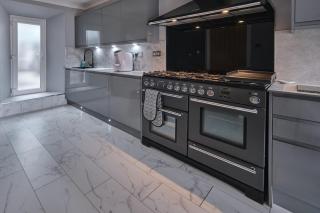 Village Stay in The Heart of Torrance - 6