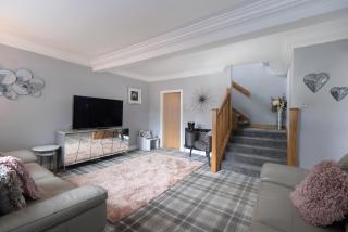 Village Stay in The Heart of Torrance - 4