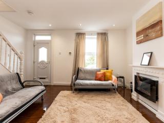 Pass the Keys 2BR House Garden Sleeps 6 Elizabeth Line - 3