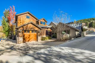 King Road Luxury Lodge, Private Hottub, Game Room, Media Room 45 home - 0