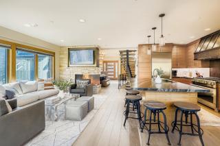 King Road Luxury Lodge, Private Hottub, Game Room, Media Room 45 home - 8