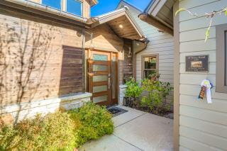 King Road Luxury Lodge, Private Hottub, Game Room, Media Room 45 home - 5