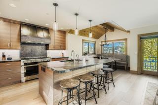 King Road Luxury Lodge, Private Hottub, Game Room, Media Room 45 home - 1