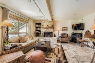 Charming 2BR Escape – Hot Tub, BBQ & Mountain Comfort 1424 condo - 7