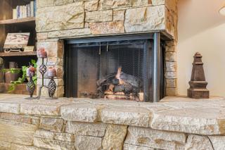 Charming 2BR Escape – Hot Tub, BBQ & Mountain Comfort 1424 condo - 5