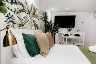 WINDOWLESS Triple Studio by Regent Street! - 6