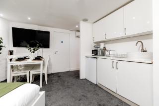 WINDOWLESS Triple Studio by Regent Street! - 5