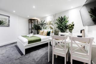 WINDOWLESS Triple Studio by Regent Street! - 2