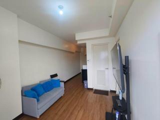 Prisma Pasig Gateway with Balcony and Wifi - 7