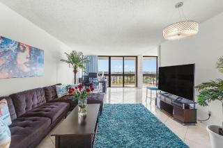 Bright Two Bedroom Condo with Lake Views - 0