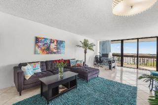 Bright Two Bedroom Condo with Lake Views - 7