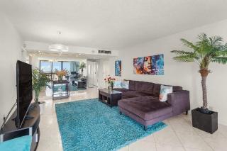 Bright Two Bedroom Condo with Lake Views - 5