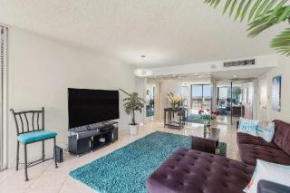 Bright Two Bedroom Condo with Lake Views - 4