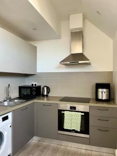 Bright & Cozy 2 bed Apartment - 9