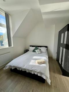 Bright & Cozy 2 bed Apartment - 5