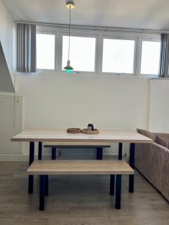 Bright & Cozy 2 bed Apartment - 4