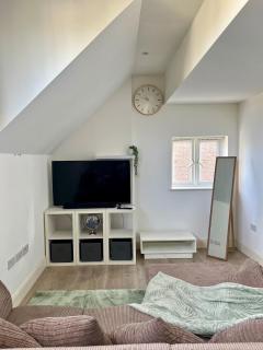 Bright & Cozy 2 bed Apartment - 3