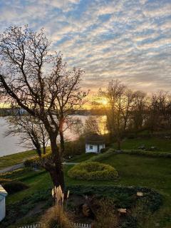 Beste Lage mit Warnowblick - großer Balkon, zwei Schlafzimmer, Aufzug, Stellplatz - 8
