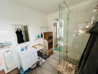 the Lighthouse Beachroom - 4