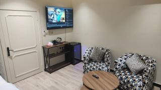 Studio with Back yard-Smart Entry - 0