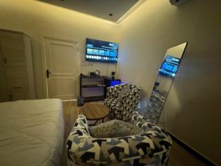 Studio with Back yard-Smart Entry - 1