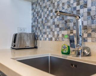 Dominiks Stylish Resort Gem Ocean View Pool Queen Bed at Tambuli 8 Floor Fast Wifi - 6