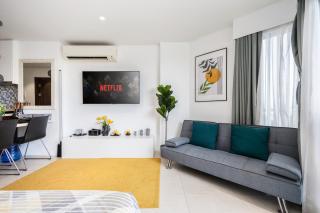 Dominiks Stylish Resort Gem Ocean View Pool Queen Bed at Tambuli 8 Floor Fast Wifi - 2