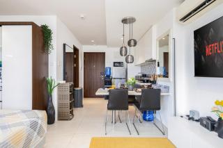 Dominiks Stylish Resort Gem Ocean View Pool Queen Bed at Tambuli 8 Floor Fast Wifi - 1