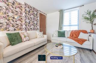 Luxury Retreat For 10 - Short Lets & Serviced Accommodation Manchester With Hot Tub and Spacious Garden - 9