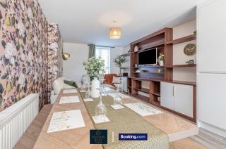 Spacious 5-Bed House with a Hot Tub Sleeps 10 - 1