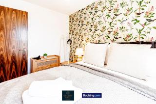 Luxury Retreat For 10 - Short Lets & Serviced Accommodation Manchester With Hot Tub and Spacious Garden - 8