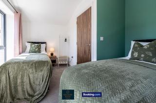 Luxury Retreat For 10 - Short Lets & Serviced Accommodation Manchester With Hot Tub and Spacious Garden - 1