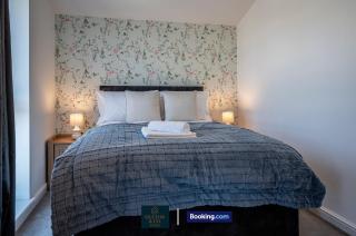 Spacious 5-Bed House with a Hot Tub Sleeps 10 - 4