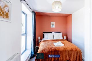 Spacious 5-Bed House with a Hot Tub Sleeps 10 - 8
