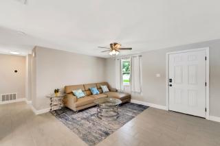 Waterfront Oasis Pool Mini Putt - 8