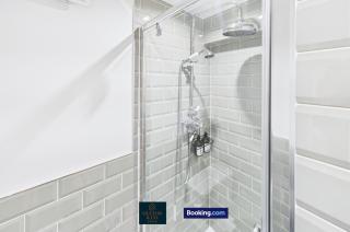 3 BDR Flat Short Lets & Serviced Accommodation in Leeds With Free WiFi Suitable For Contractors and Business Stays - 9