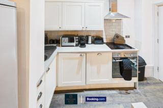 Spacious 3Bed Apartment - Short Lets & Serviced Accommodation Leeds With Free WiFi, Work & Leisure Sleeps 7 - 5