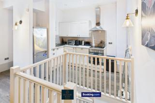 Spacious 3Bed Apartment - Short Lets & Serviced Accommodation Leeds With Free WiFi, Work & Leisure Sleeps 7 - 1