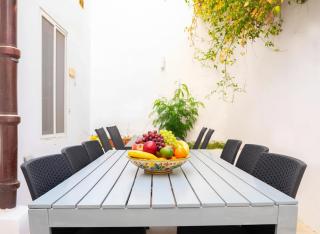 Villa Luciano - Rooftop Jacuzzi, BBQ, Billiards & Steps from Sea - 3