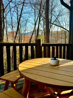 Little Pine Lodge a Smokies Hideaway - 1 mi to GSMNP - King Suite & Loft, Fireplace, Hot Tub & BEARS! - 5