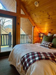 Little Pine Lodge a Smokies Hideaway - 1 mi to GSMNP - King Suite & Loft, Fireplace, Hot Tub & BEARS! - 7