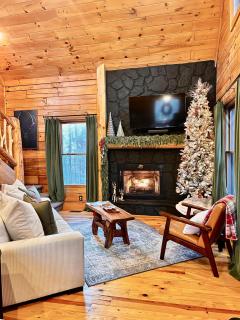 Little Pine Lodge a Smokies Hideaway - 1 mi to GSMNP - King Suite & Loft, Fireplace, Hot Tub & BEARS! - 8