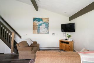 Quiet and Cozy Lakefront Home Near Mt Boyne - 8