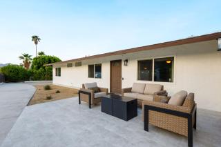 Desert Paradise Retreat - Pool Hot Tub & Fire Pit - 1