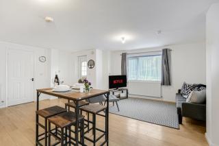 Bright 1-Bed Flat, Near Station, Fast Wi-Fi - 1