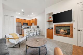 La Quinta Modern Condo with Hot Tub and Resort Vibes - 9